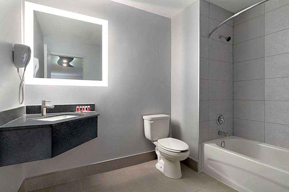 Super 8 by Wyndham Windsor/Dougall