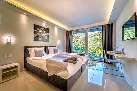Superior Twin Room with Balcony and Mountain View