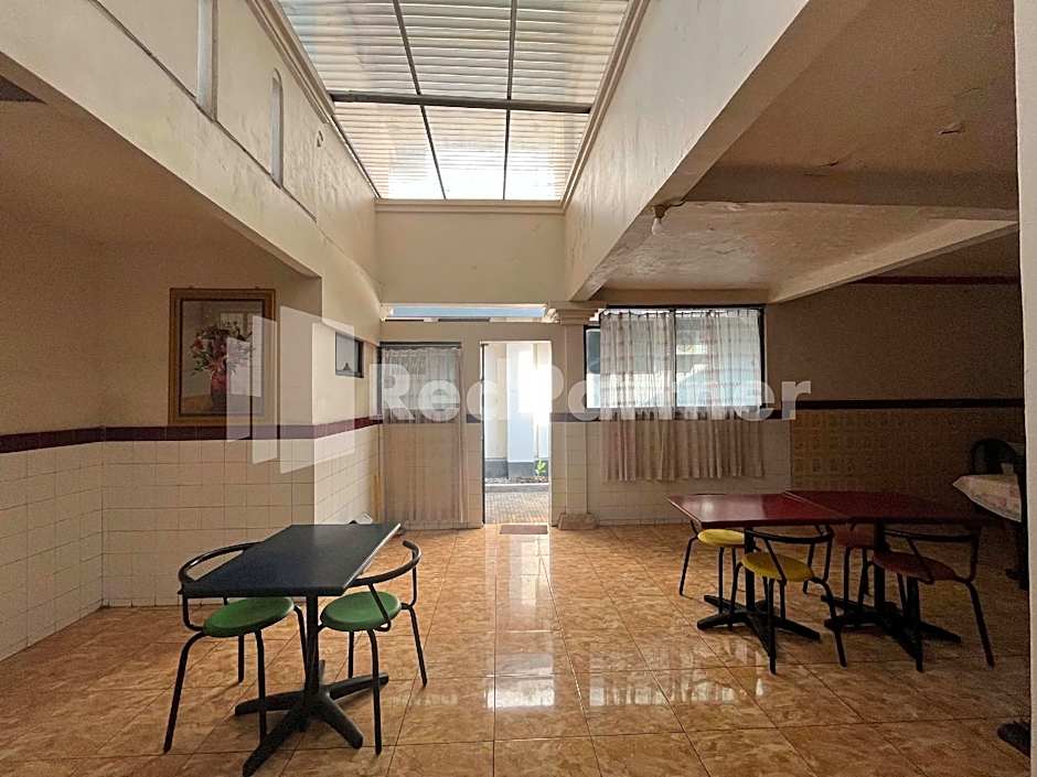 Hotel Dewi near GOR Merdeka Jombang Mitra RedDoorz