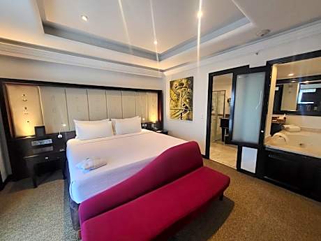 1 King Bed Ladies First Non-Smoking