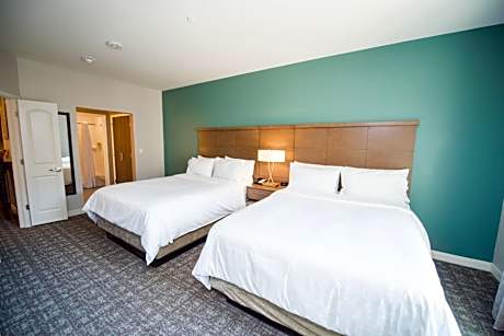 One-Bedroom Queen Room with Hearing Mobility Accessible Tub - Non-Smoking