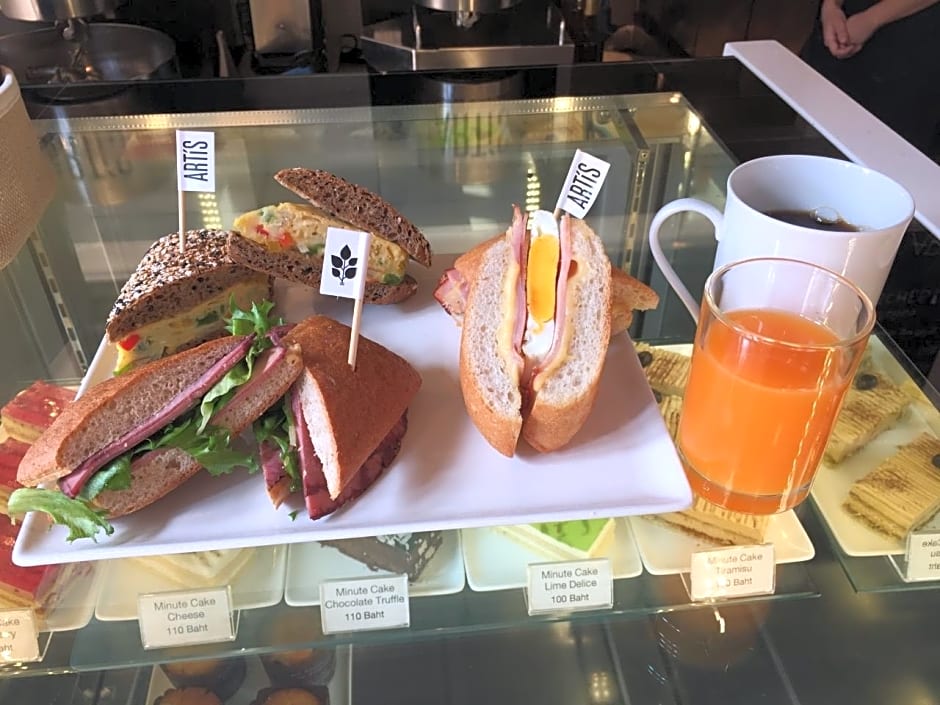 White House Asoke Sukhumvit 18