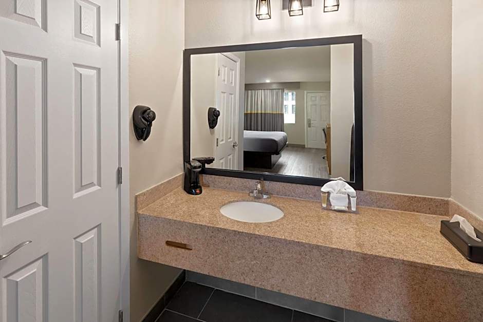 Super 8 by Wyndham Temple S. General Bruce