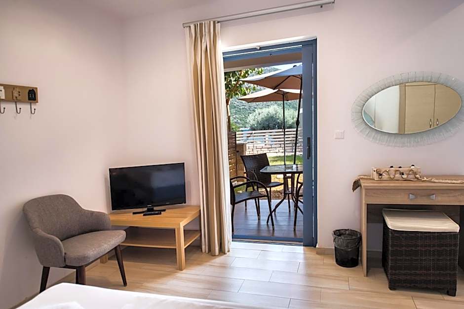 Ilianthos Apartments & Rooms