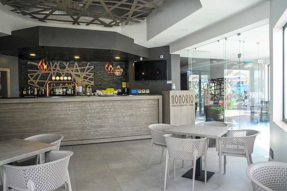 Apartamentos Honorio - Pool and Garden