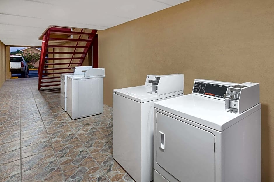 Super 8 by Wyndham Kingsville