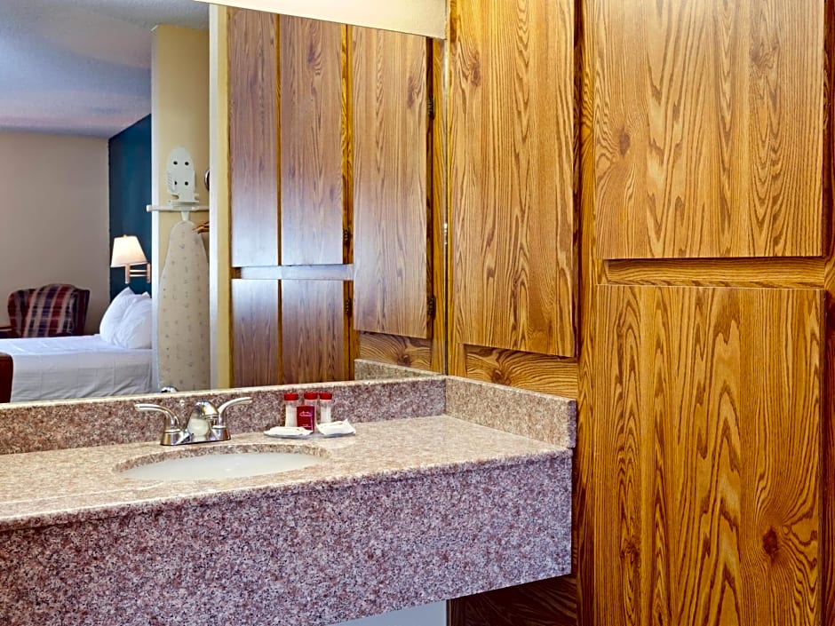 America's Best Value Inn & Suites Bakersfield Central