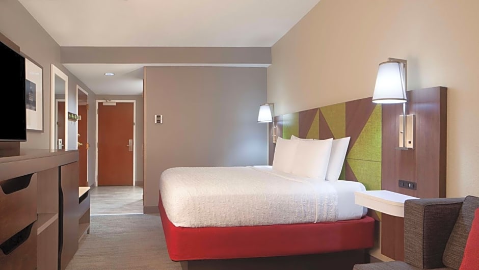 Hampton Inn By Hilton And Suites Atlanta Airport