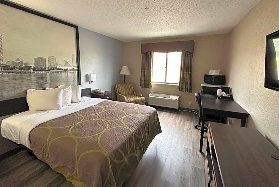 Super 8 by Wyndham Green Bay I-43 Bus. Park