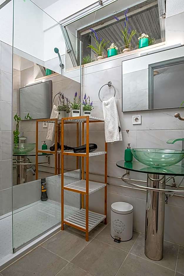 Avenue View Rooms - Guest House