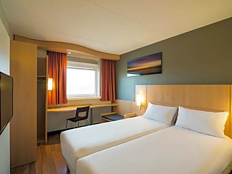 Room with new ibis twin beds
