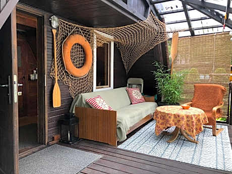 Letnisko SYMSAR 6, Drewniany domek letniskowy z ogrodem