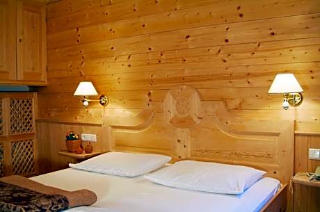 Family Room (2 Adults + 2 Children)