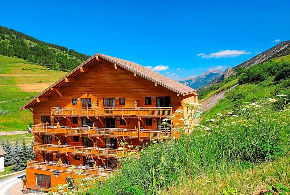 Appartement Vars sur les pistes de ski avec piscine