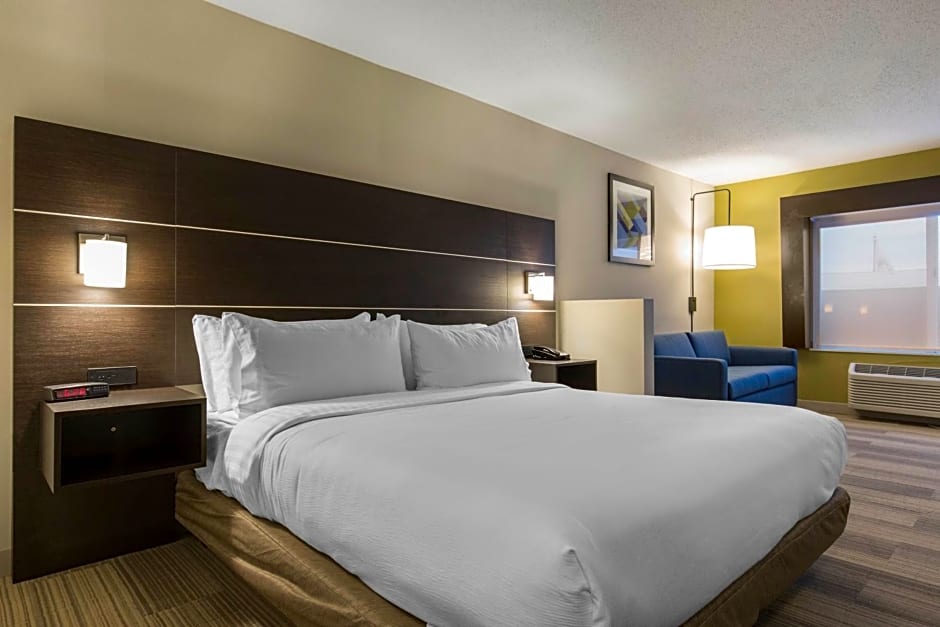 Holiday Inn Express & Suites Chicago West - St Charles By IHG