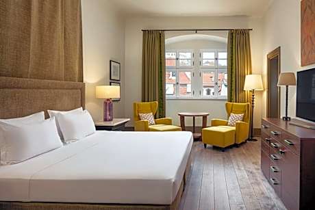 Deluxe room, Larger Guest room, 1 King