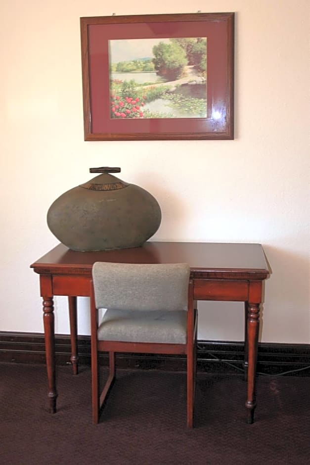Passion Play Road Inn - Formerly Statue Road Inn
