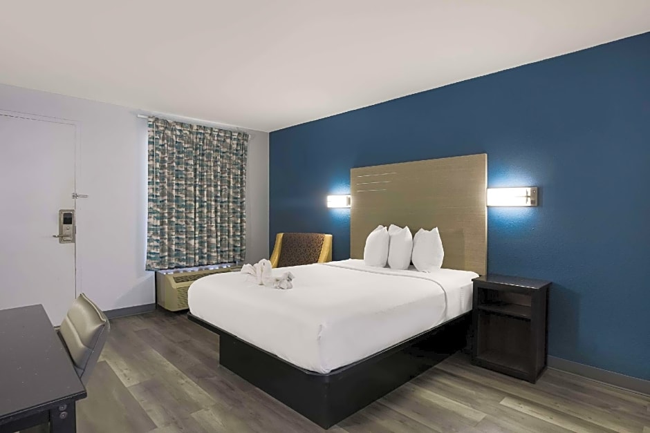 Photo 1 of 5 of 1 Queen Bed, Accessible