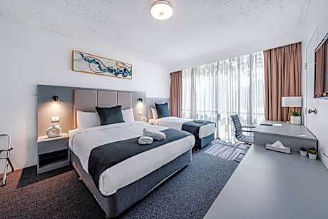 Queen Single Twin Room