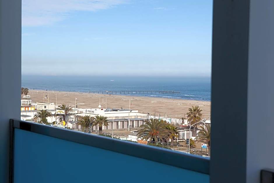 MoMo Seaview Hotel