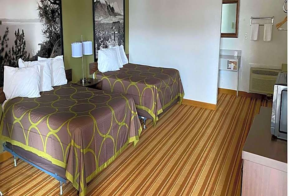 Super 8 by Wyndham Wells