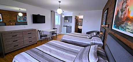 Quadruple Room with Private Bathroom