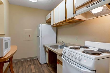 Deluxe Queen Accessible Non-Smoking