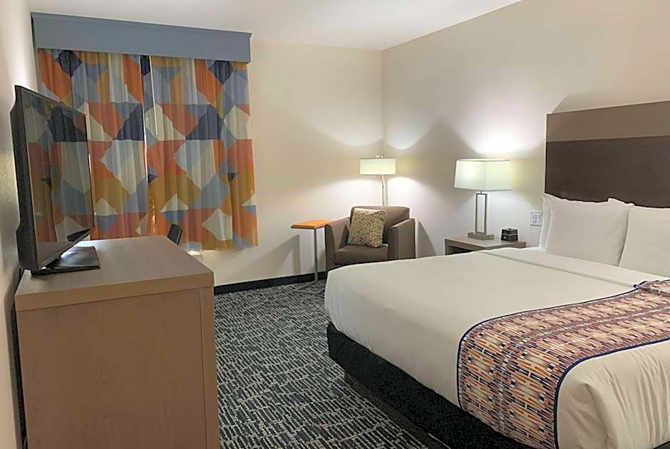La Quinta Inn & Suites by Wyndham-Red Oak TX IH-35E