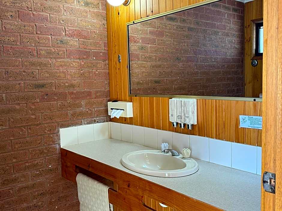 Country Roads Motor Inn