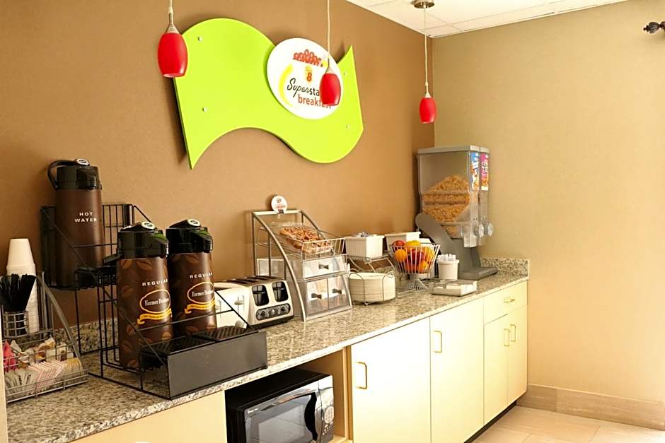 Super 8 by Wyndham Plattsburgh