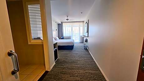 Designer King Accessible Room - Water Aspect