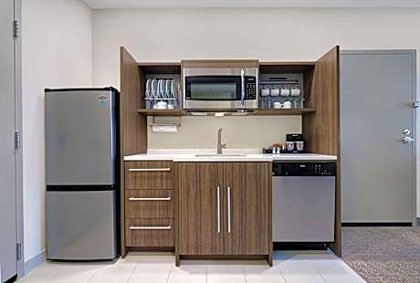 1Queen Mobilty/Hearing Access 3X3Shw Suite Ns