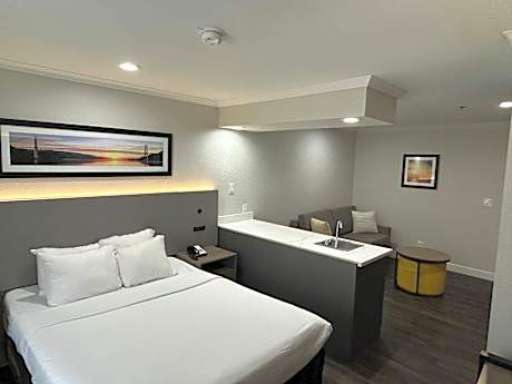 1 Queen Bed, Suite, Nonsmoking, Accessible