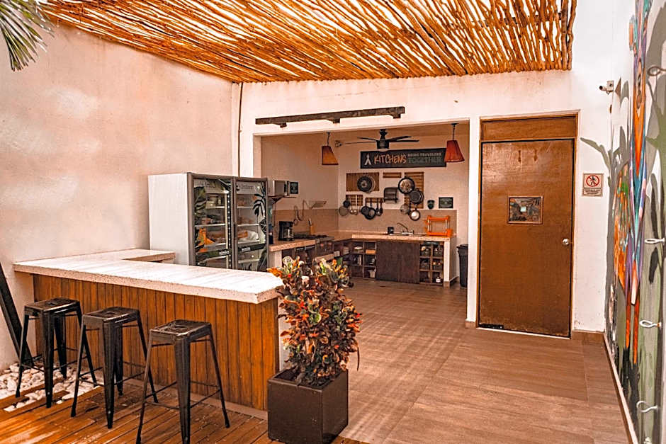 Nomads Hotel, Hostel & Rooftop Pool Cancun