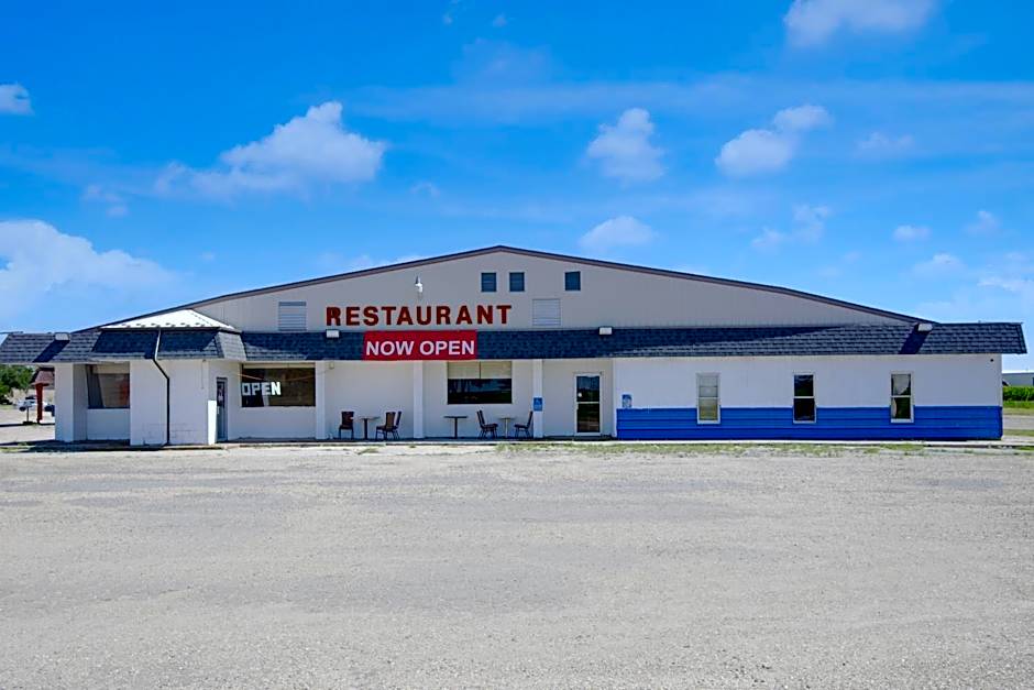 First Inn By OYO Quinter Hwy 70