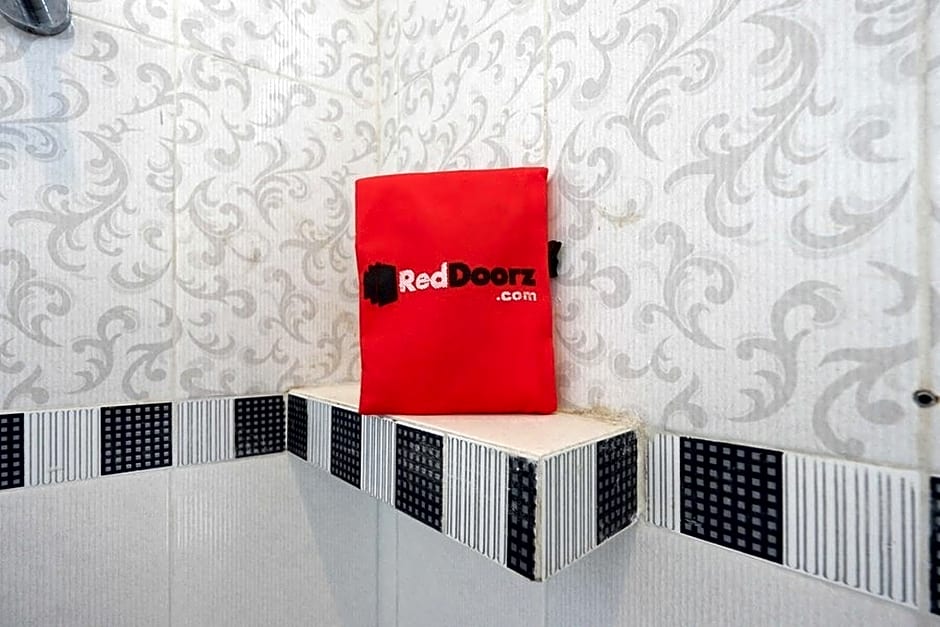 RedDoorz near Solo Square 3