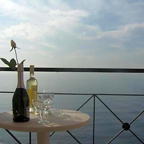 Queens Leriotis Hotel