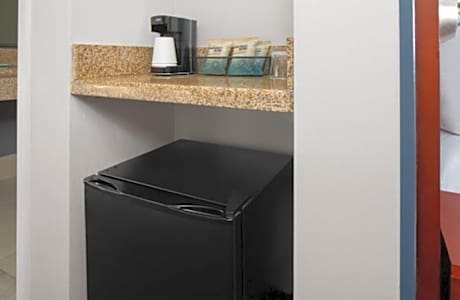 King Room with Adapted Tub - Mobility Accessible