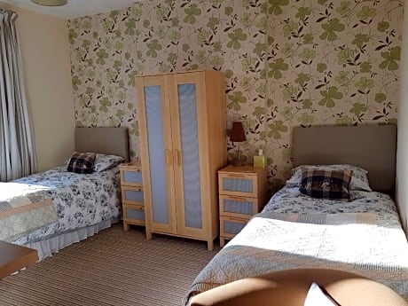 Twin room-Street View-Ensuite with Shower