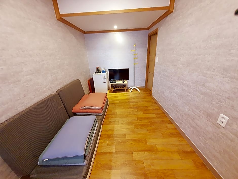 Hwangridangil Adamjeong Hanok Stay