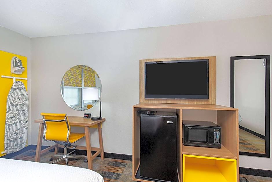 Days Inn by Wyndham Holladay