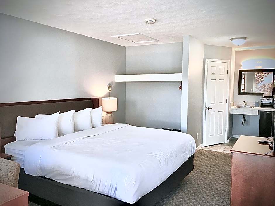 Empire Lakeshore Inn