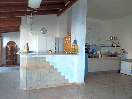 Spacious triple room a stones throw from the sea