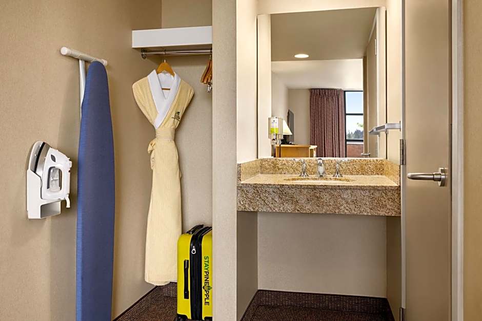 University Inn - A Staypineapple Hotel