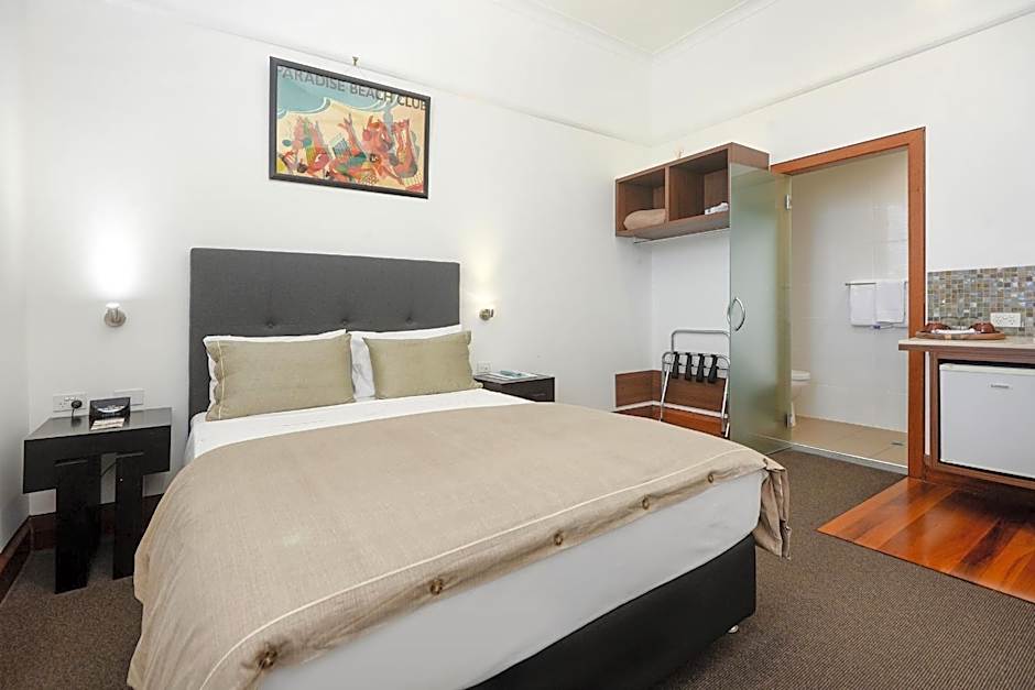 Photo 1 of 2 of Deluxe 1 Queen Bed