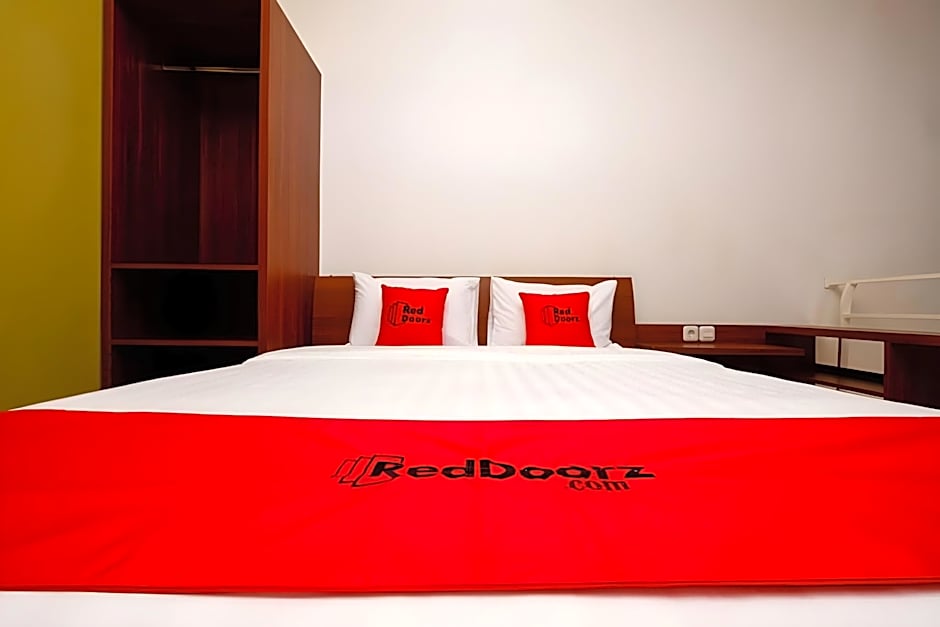 RedDoorz Plus near Paragon Mall Semarang