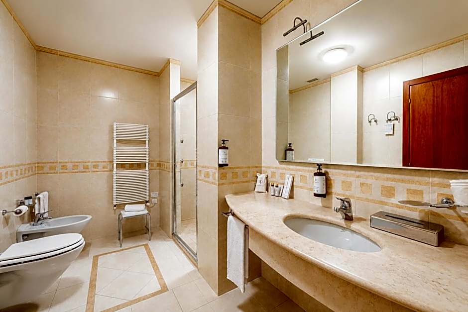 PHI Hotel Astoria