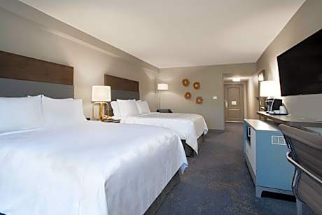 Standard Room with Two Queen Beds - Communications Accessible Tub