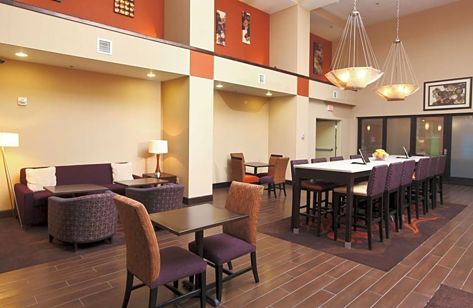 Hampton Inn By Hilton & Suites Fargo