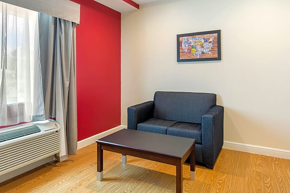 Econo Lodge Inn & Suites
